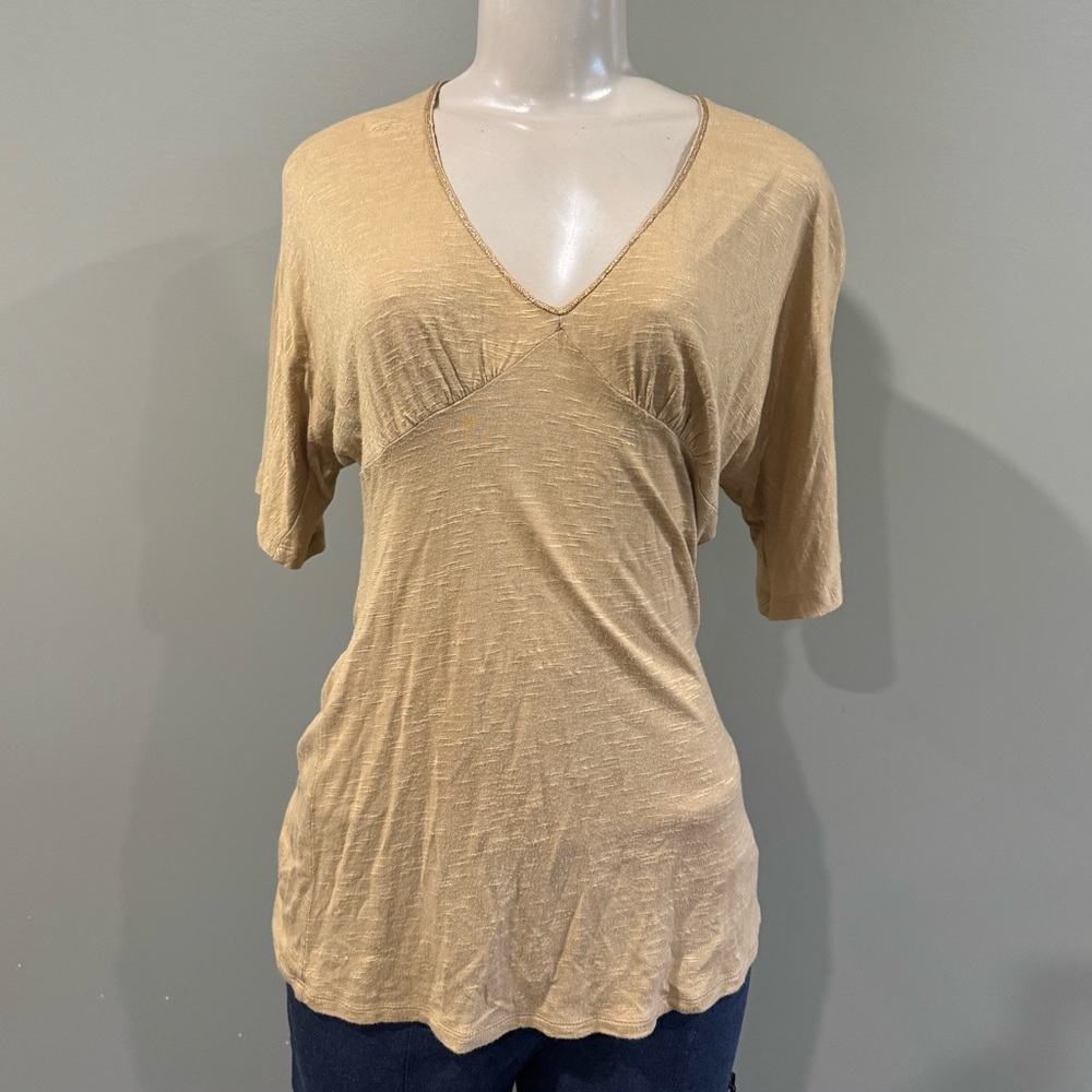 Guess / gold large deep v t shirt